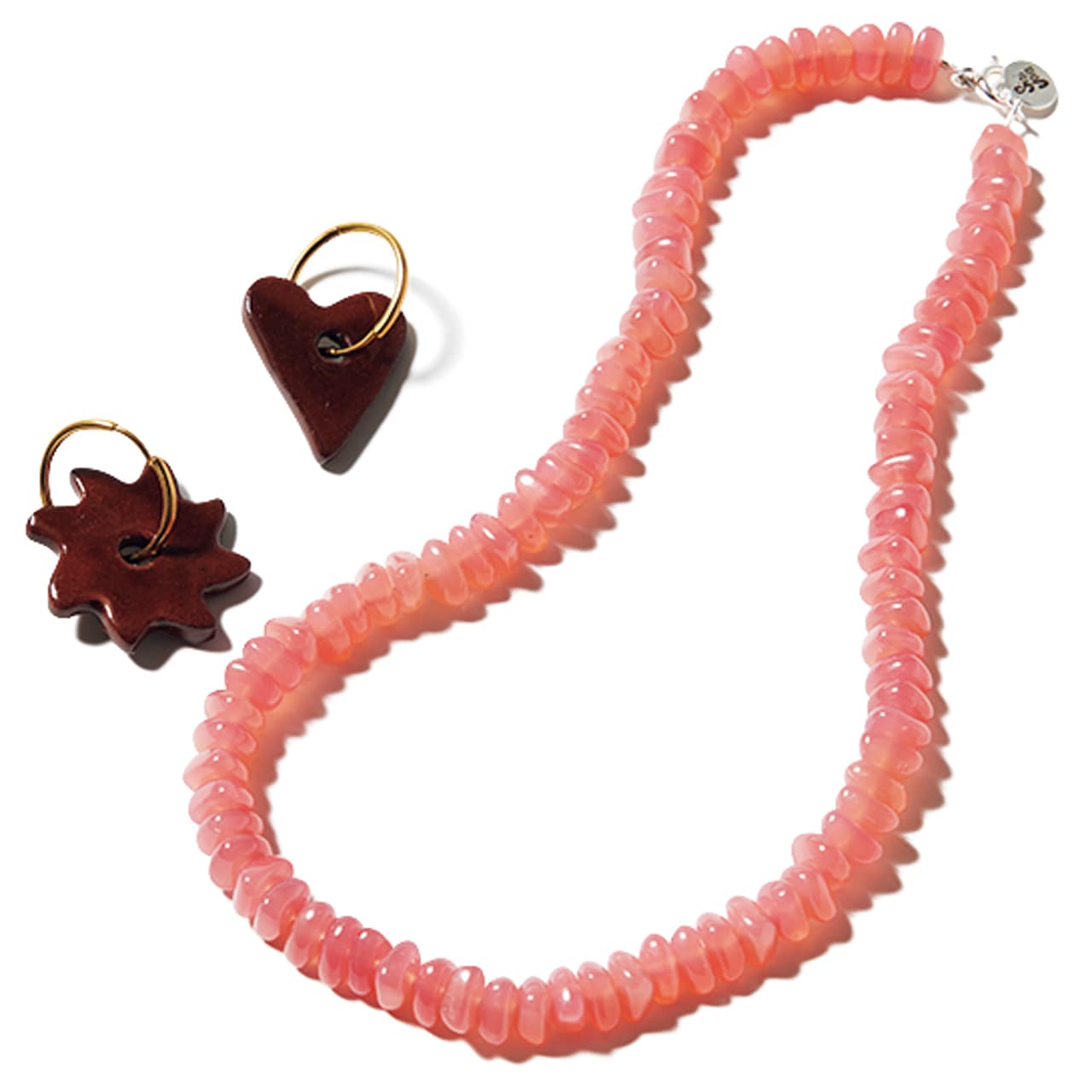「Sisi JoiaのネックレスとLEVENS JEWELSのピアス」