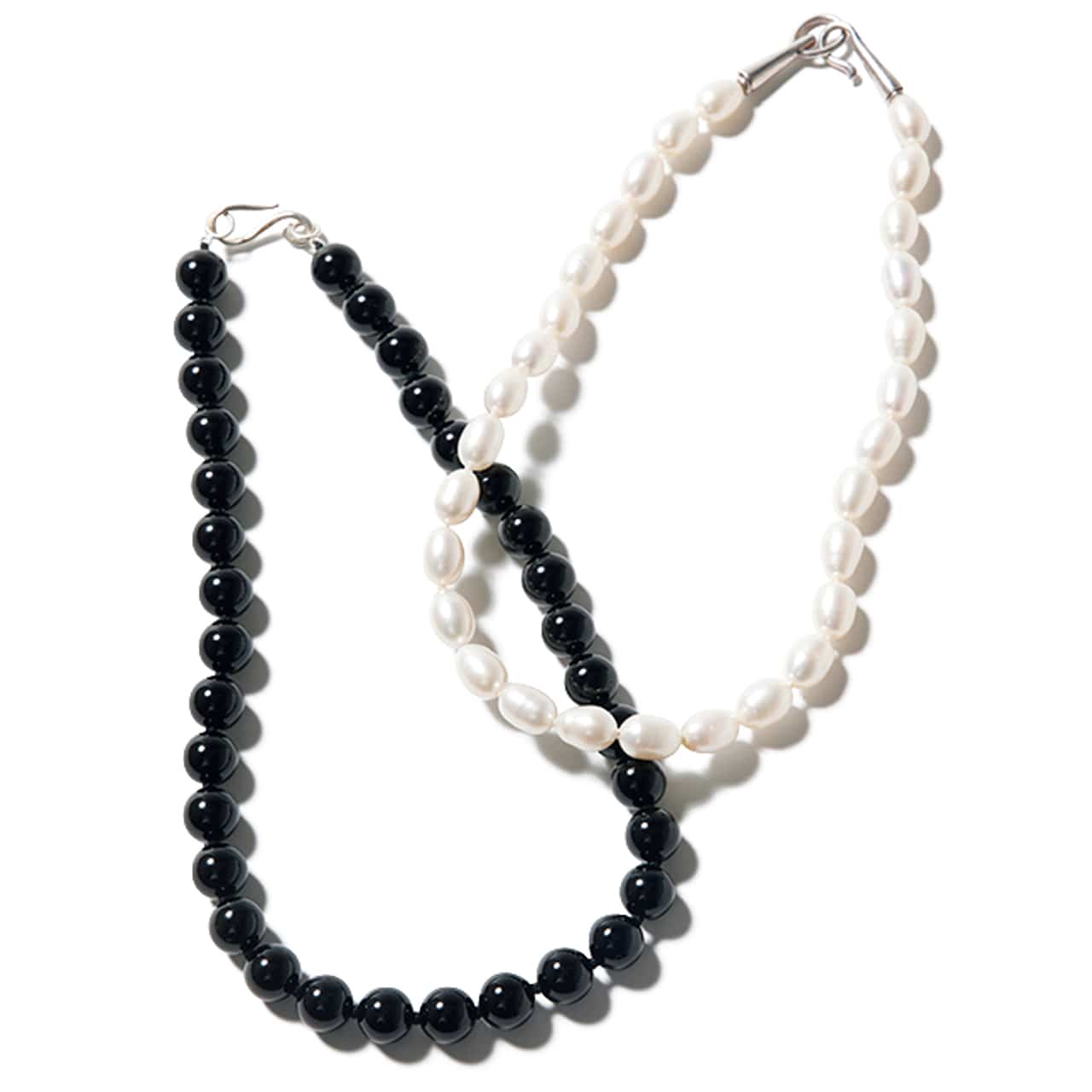 「JAMIRAY（右）とOCUCCI jewelry（左）のネックレス」