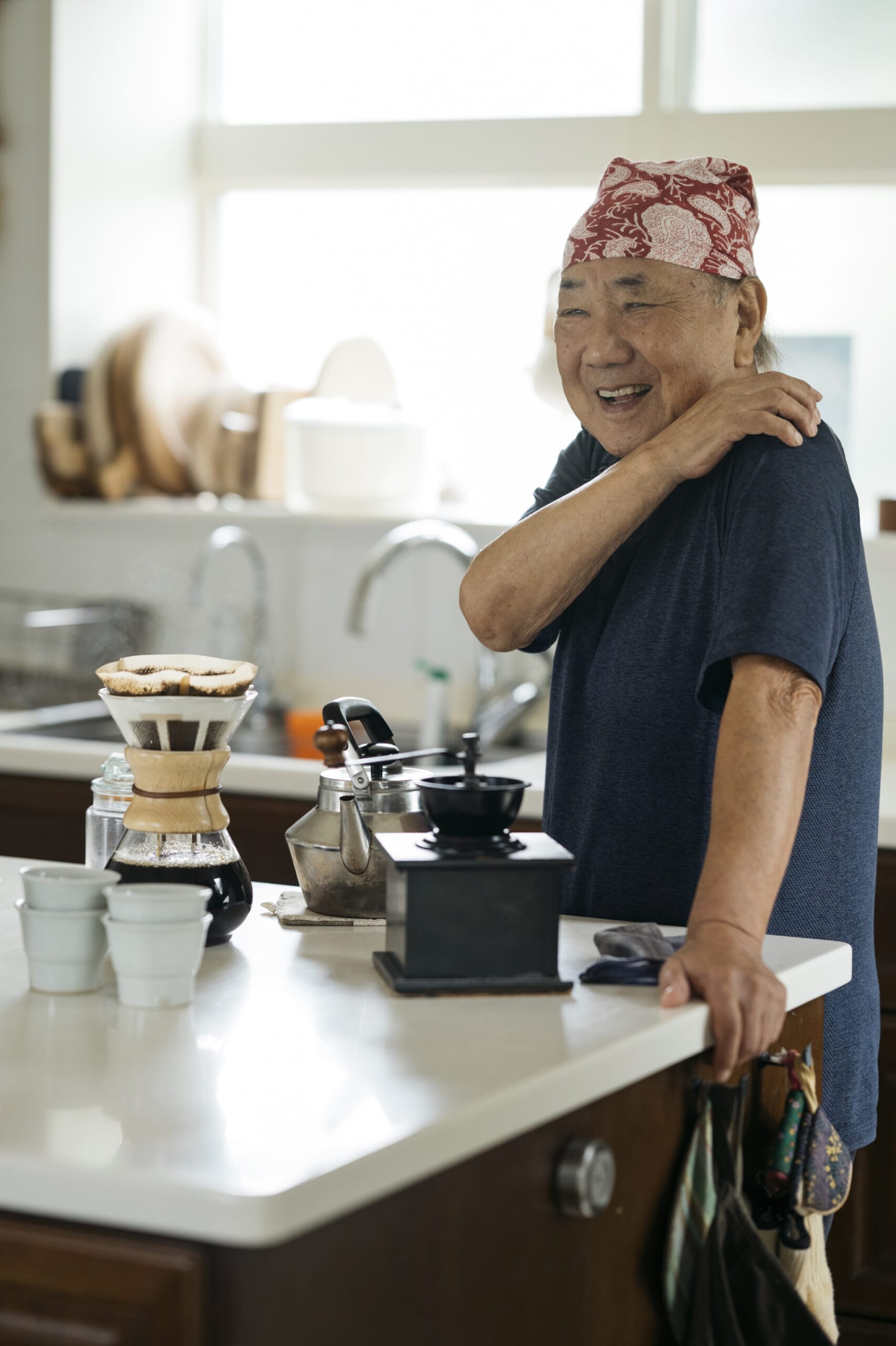 小林まさるさん（料理研究家）コーヒーを淹れている笑顔のまさるさん