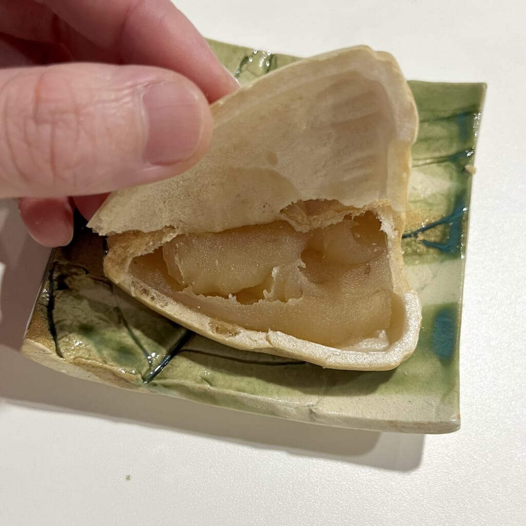 明月堂「かつお一本釣りもなか」中の白あん
