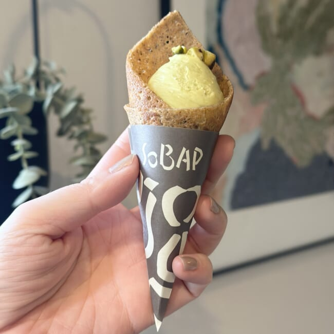 SOBAP「そば粉のミニクレープ」手に持ったところ