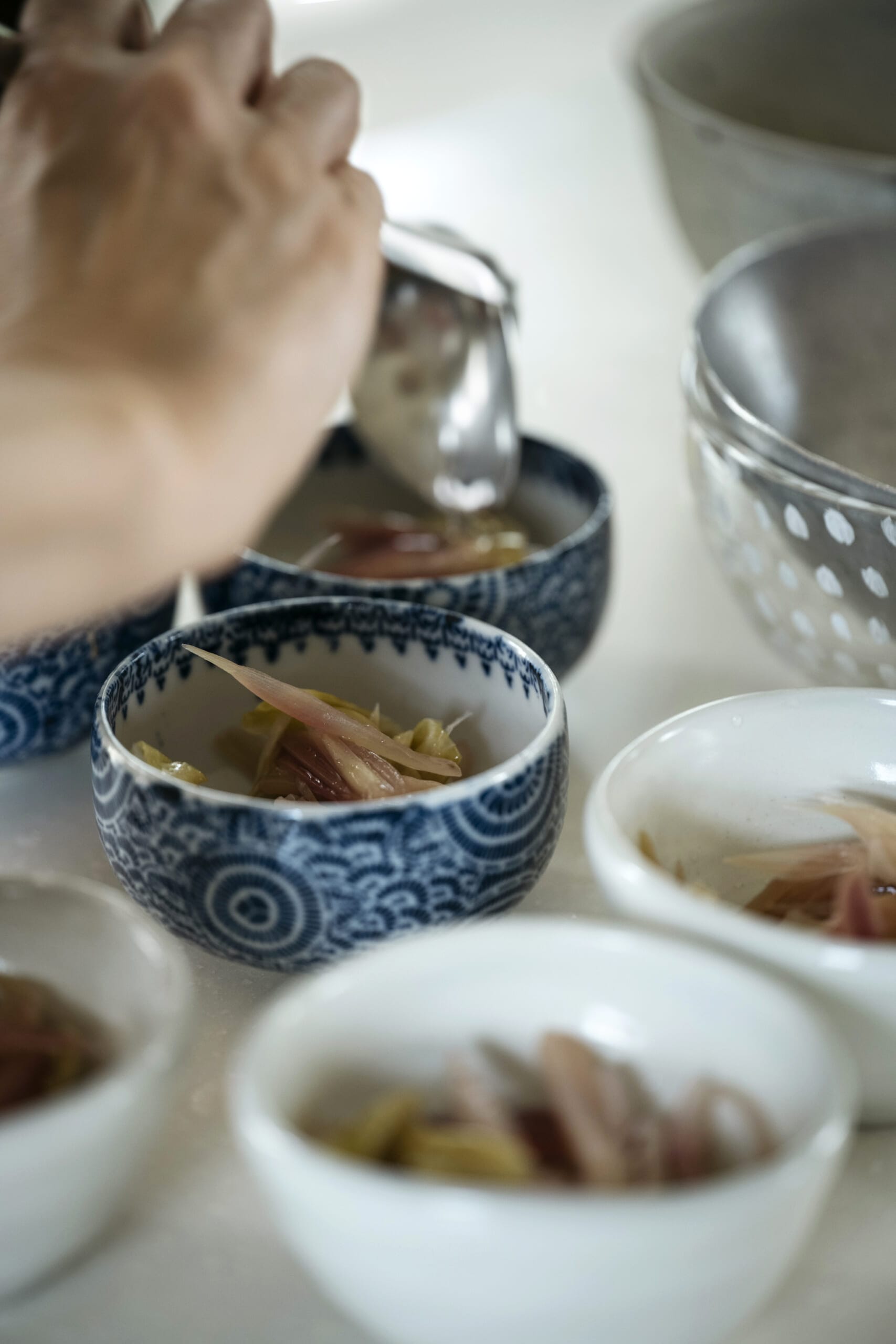 料理研究家小林まさみさん、料理を器によそう手元