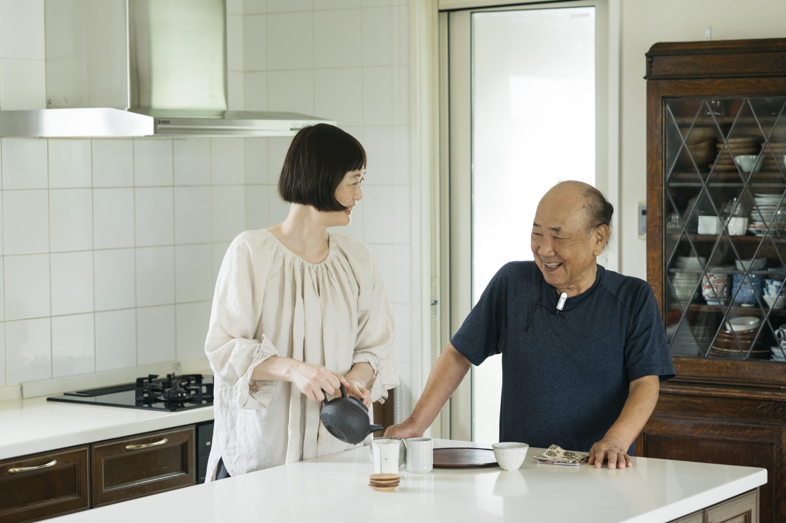 料理研究家 小林まさみさん&義父の小林まさるさん お茶をいれながら談笑しているところ