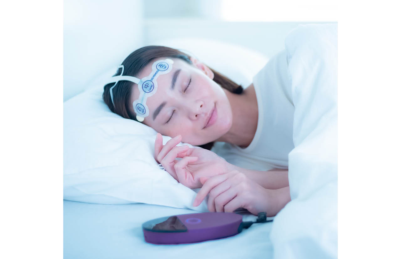 柳沢さんが開発した「インソムノグラフ」は、睡眠中の脳波を測り、AIが解析することで睡眠改善へと導くサービス