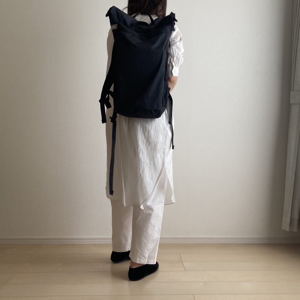 とにかく軽い、50代女性・男性・小学生と兼用できる高機能で手提げとしても使えるモンベルの2WAYリュック。163センチ女性が背負った写真。