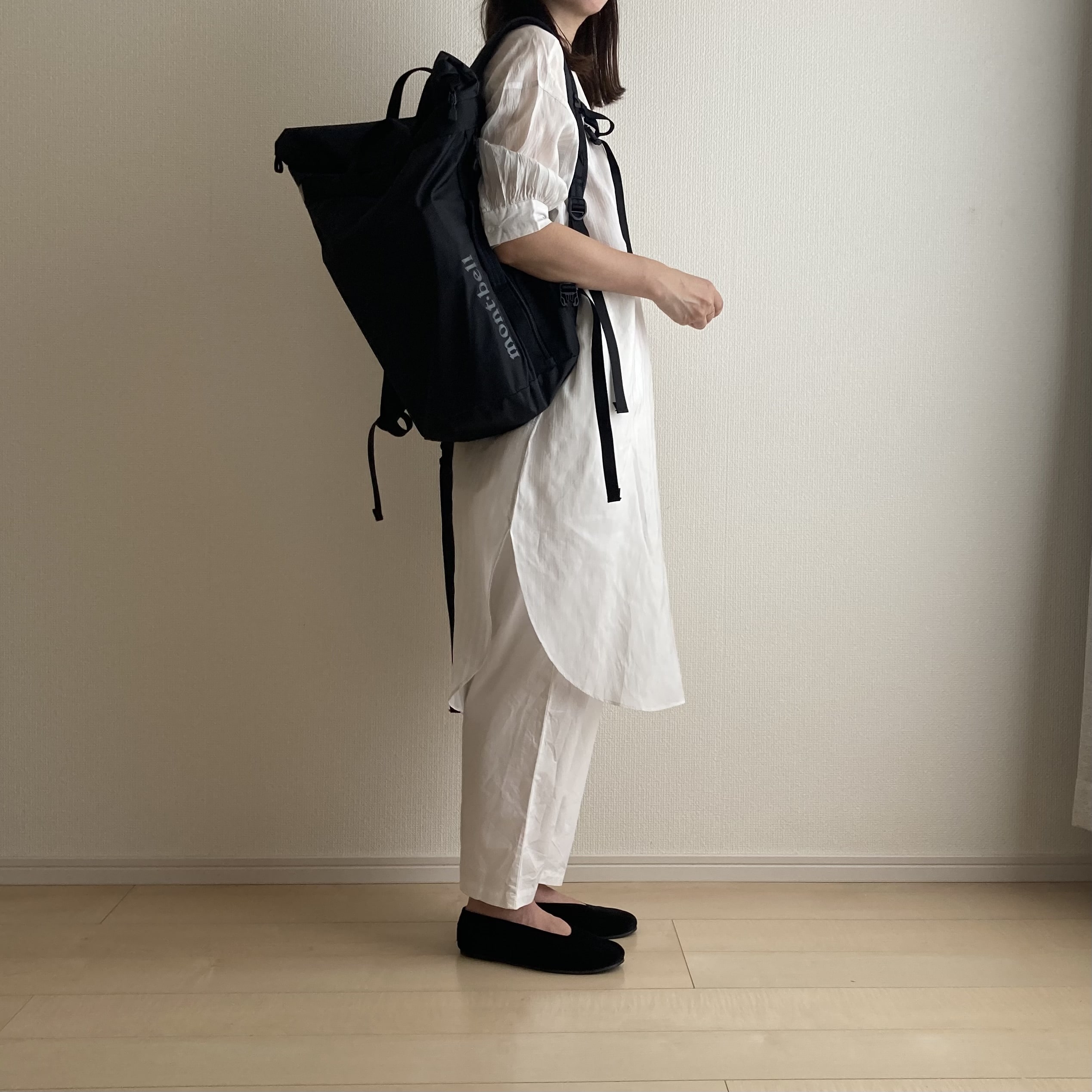 とにかく軽い、50代女性・男性・小学生と兼用できる高機能で手提げとしても使えるモンベルの2WAYリュック。163センチ女性が背負った写真。