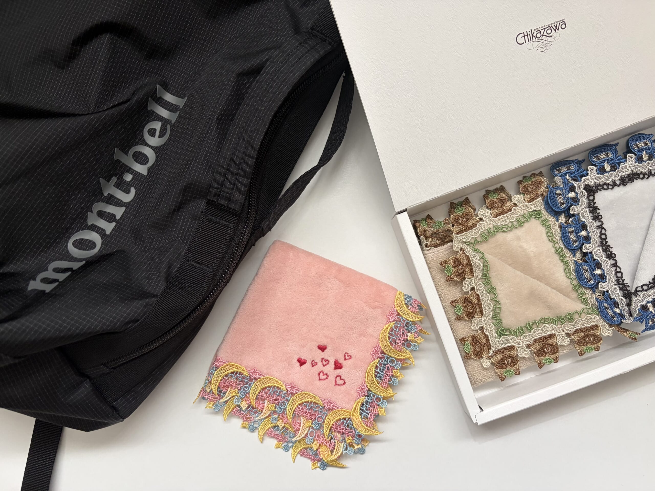とにかく軽い!50代の私が愛用する「mont-bell (モンベル)」リュック&手提げの2WAYデザインと「近沢レース店」の贈り物ハンカチ 。