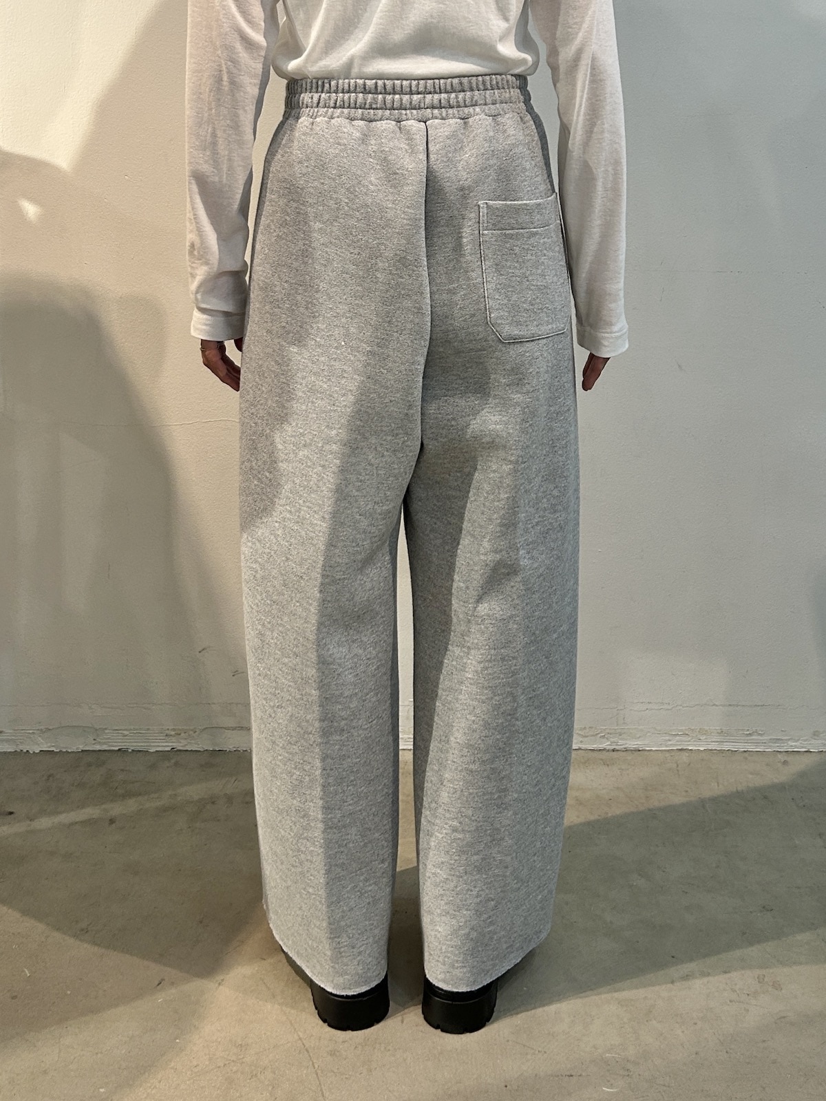 グローバルワーク　ジョーゼットダンボールパンツ　杢グレー試着　後ろ
