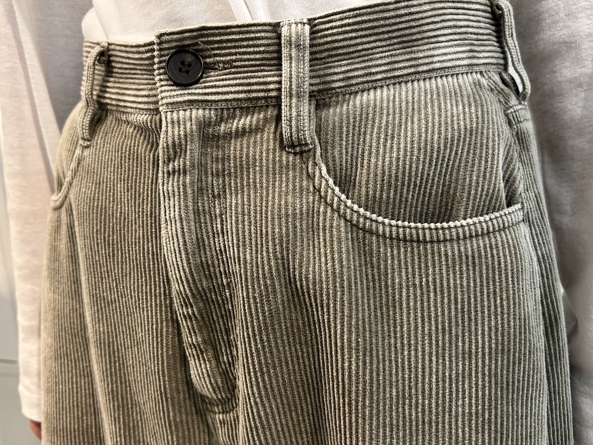 グローバルワーク　コーデュロイカーブパンツ カーキ試着　ウエスト