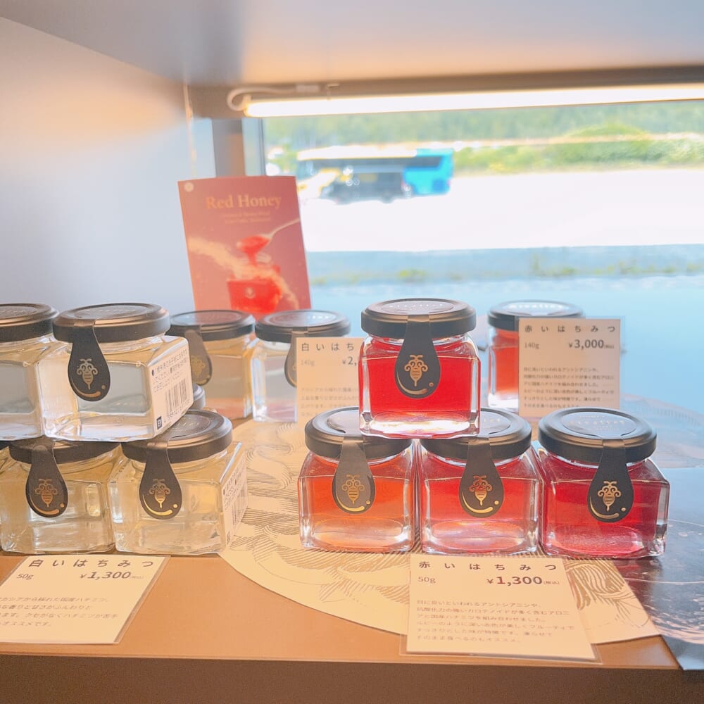 ニッコースタイルニセコHANAZONO 売店 赤いはちみつ