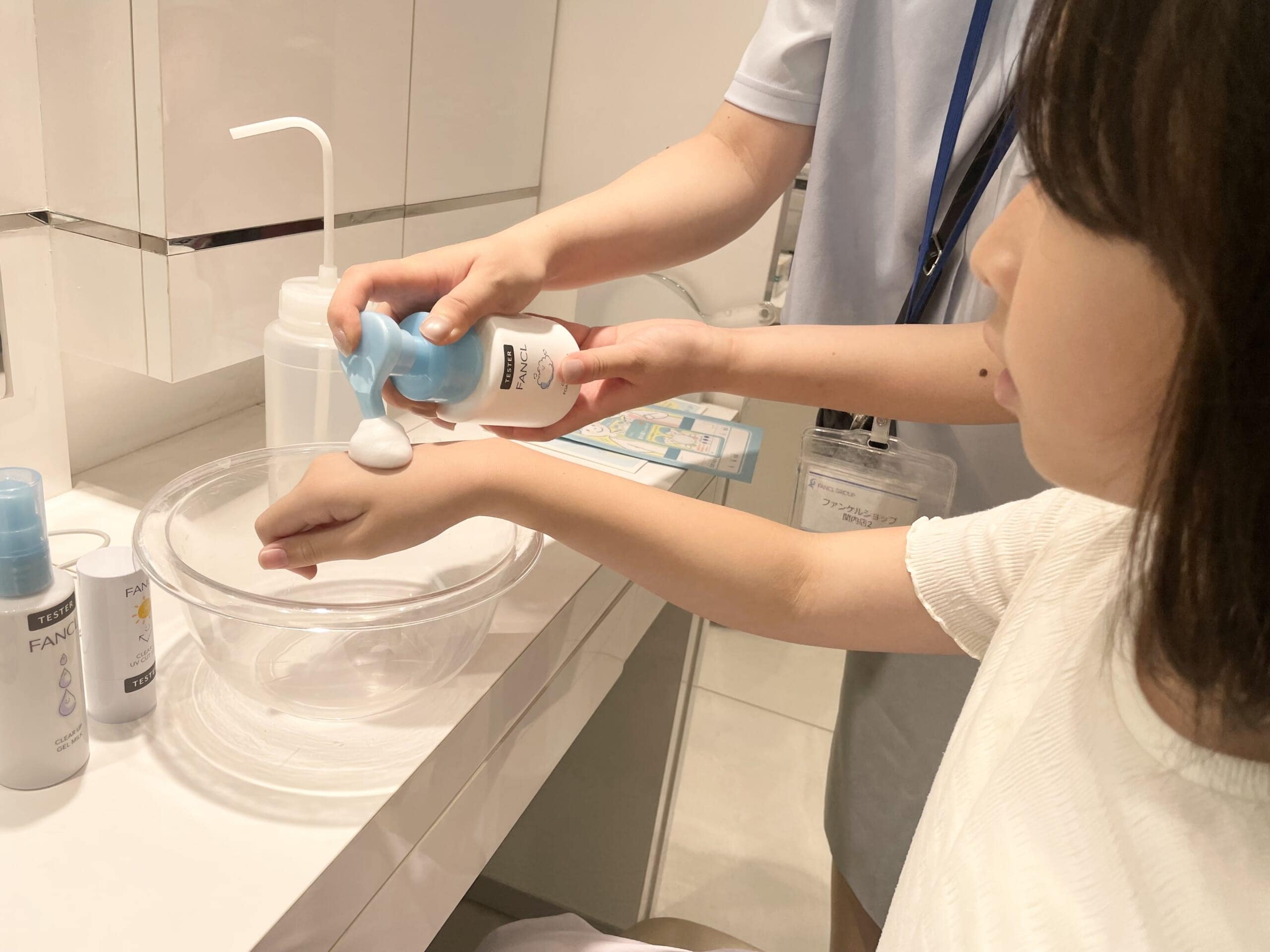 ファンケルのクリアアップ泡洗顔を10歳女児の手の甲に出している写真