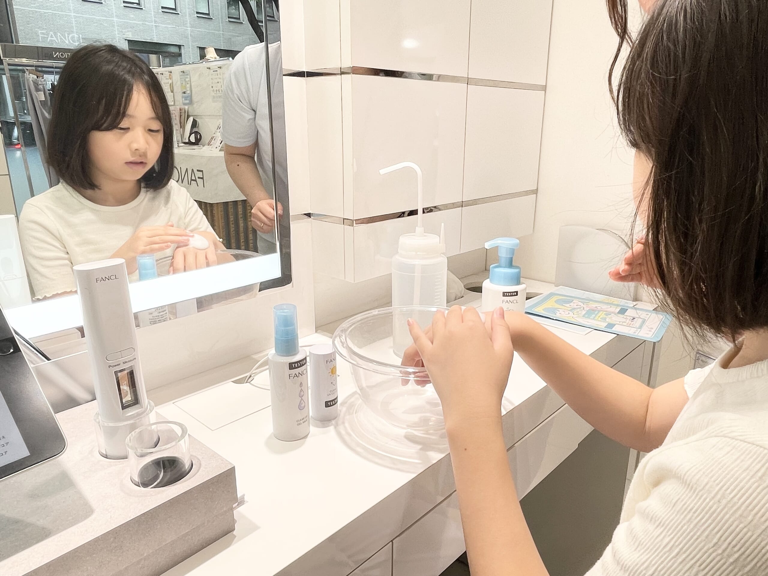 ファンケルのクリアアップ泡洗顔を泡立てて手を洗っている小学生女児