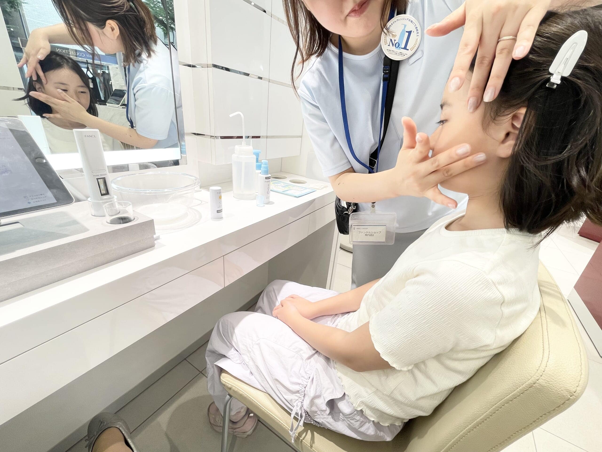 ファンケルの小学生向けスキンケアシリーズクリアアップジェルミルクを小学生女児の顔に塗って行く写真その2