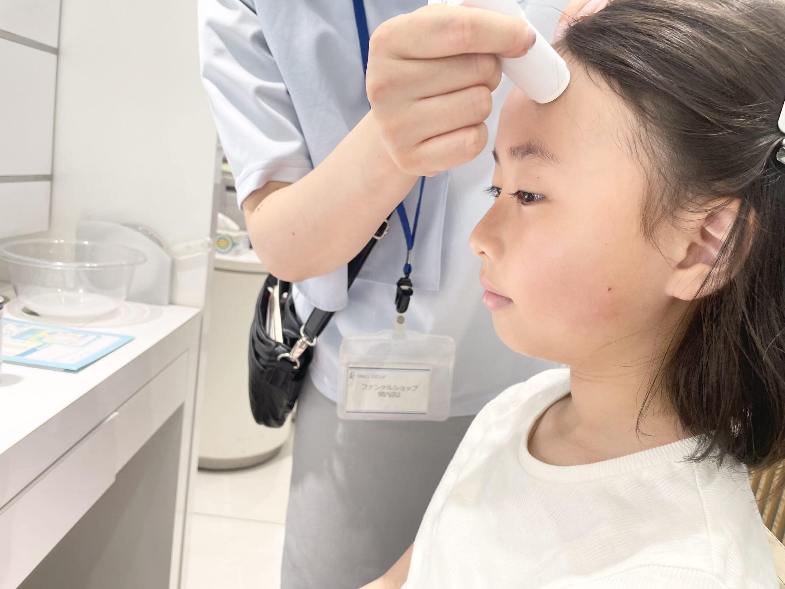 ファンケルの小学生向けスキンケアシリーズクリアアップUVカットスティックを小学生女児の顔に塗って行く写真その1