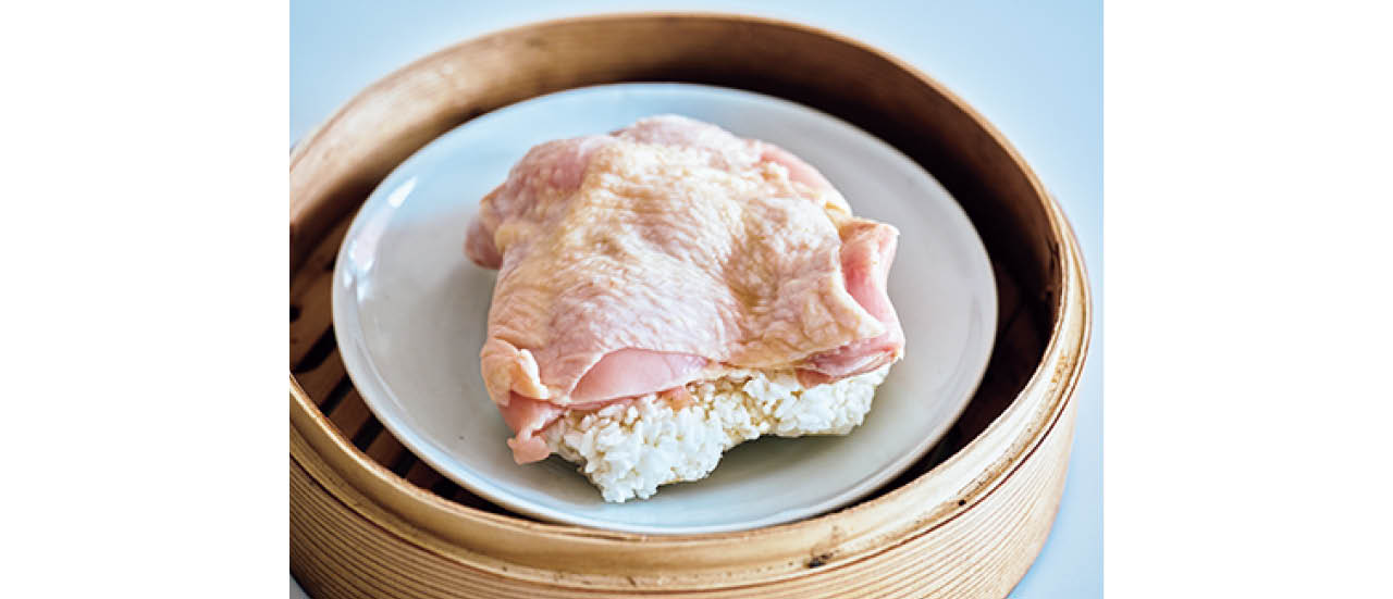 蒸すうちに鶏肉のうま味がごはんに移る。皿の代わりにクッキングシートを敷いて蒸してもOK。
