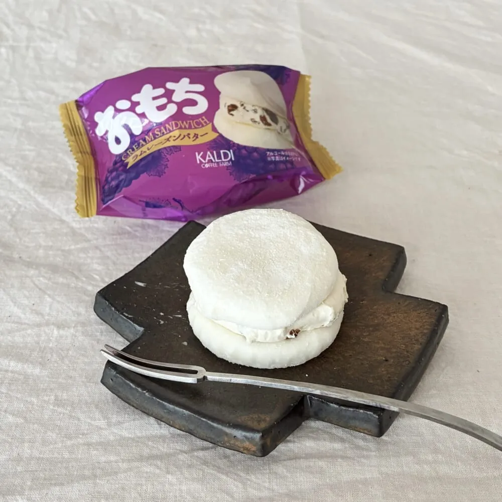 カルディコーヒーファーム「おもちクリームサンド ラムレーズンバター」パッケージと中身