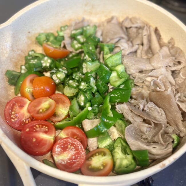 堤 人美さんの「トマト、牛肉、オクラの粒マスタード炒め」