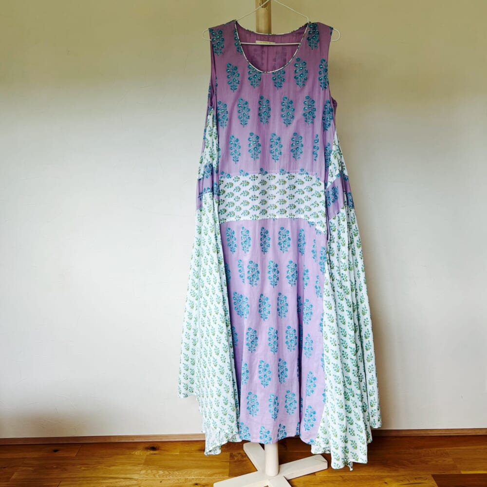 【Kozue Anzai x ne Quittez pas】COMBINATION ETHNIC PRINT SLEEVELESS DRESS　エクリュ・グリーン・パープル　ヌキテパ　安西こずえ