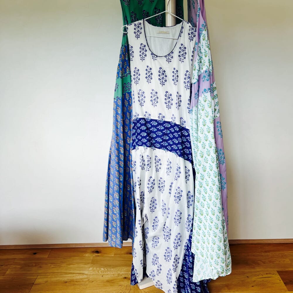 【Kozue Anzai x ne Quittez pas】COMBINATION ETHNIC PRINT SLEEVELESS DRESS　エクリュ・グリーン・パープル　ヌキテパ　安西こずえ