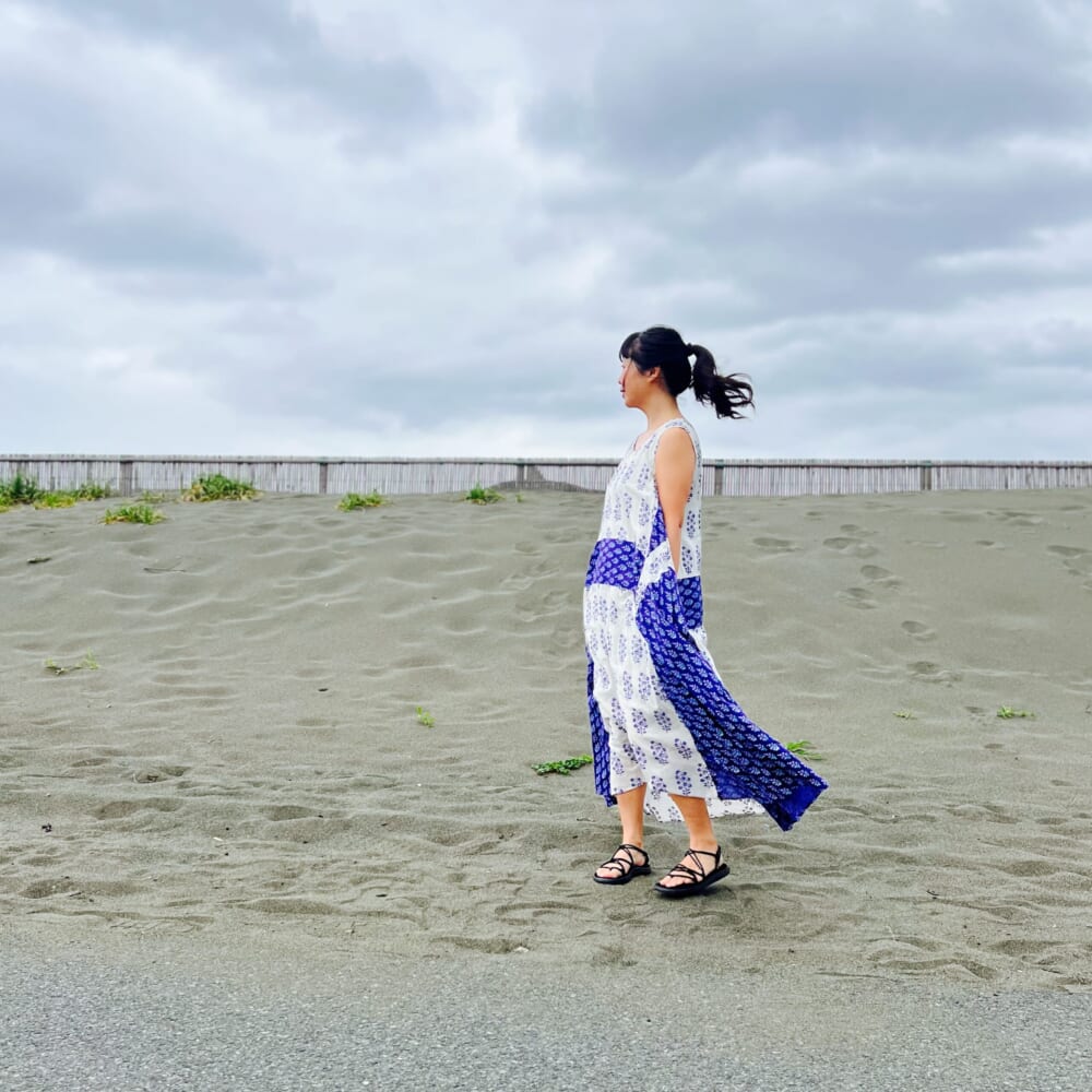 【Kozue Anzai x ne Quittez pas】COMBINATION ETHNIC PRINT SLEEVELESS DRESS　エクリュ・グリーン・パープル　ヌキテパ　安西こずえ