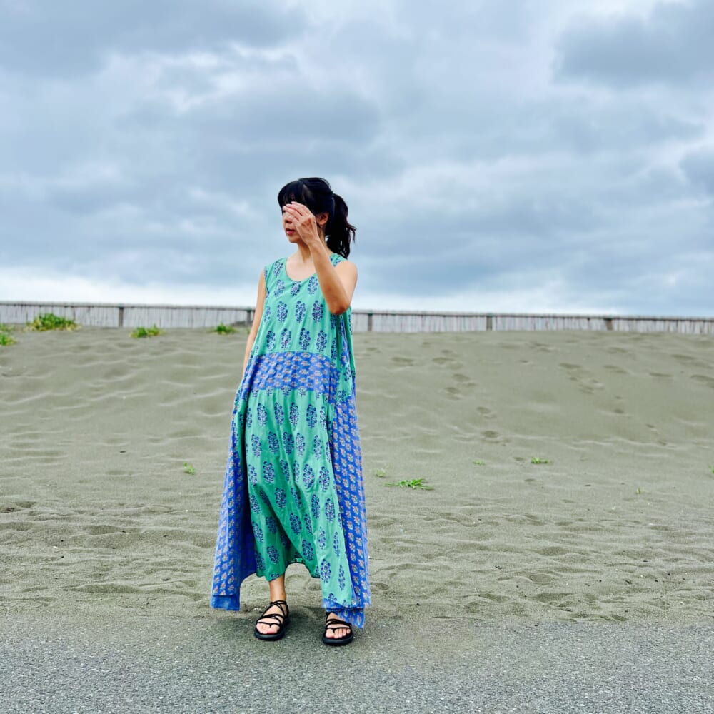 【Kozue Anzai x ne Quittez pas】COMBINATION ETHNIC PRINT SLEEVELESS DRESS　エクリュ・グリーン・パープル　ヌキテパ　安西こずえ