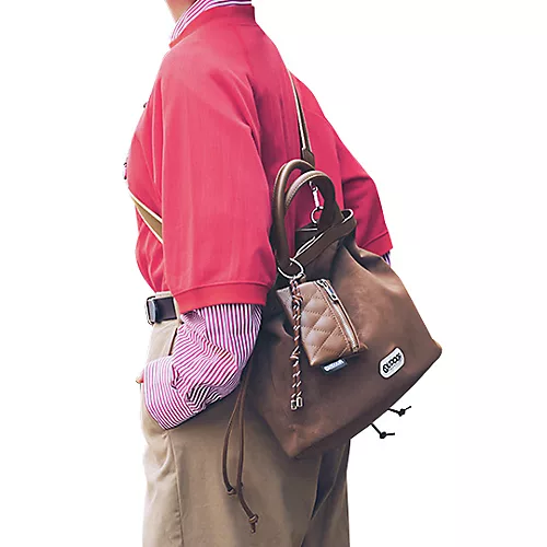 OUTDOOR PRODUCTS【LEEマルシェ20th別注】 チャーム付き マルチWAYショルダーバッグ　ショルダー人物