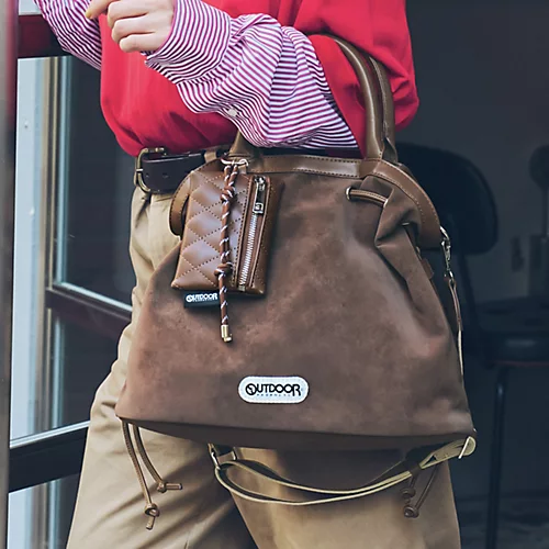OUTDOOR PRODUCTS【LEEマルシェ20th別注】 チャーム付き マルチWAYショルダーバッグ　手持ち　人