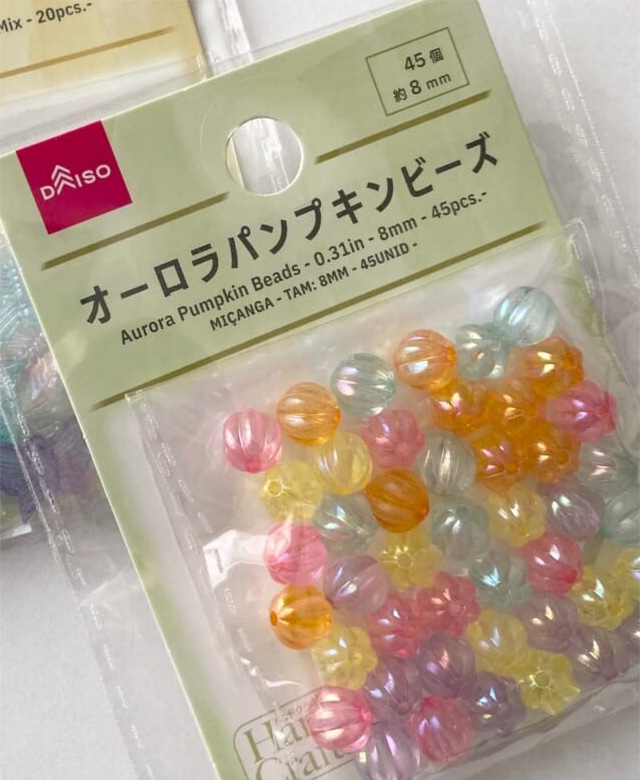 ダイソー「オーロラパンプキンビーズ　（４５個）８ｍｍ」