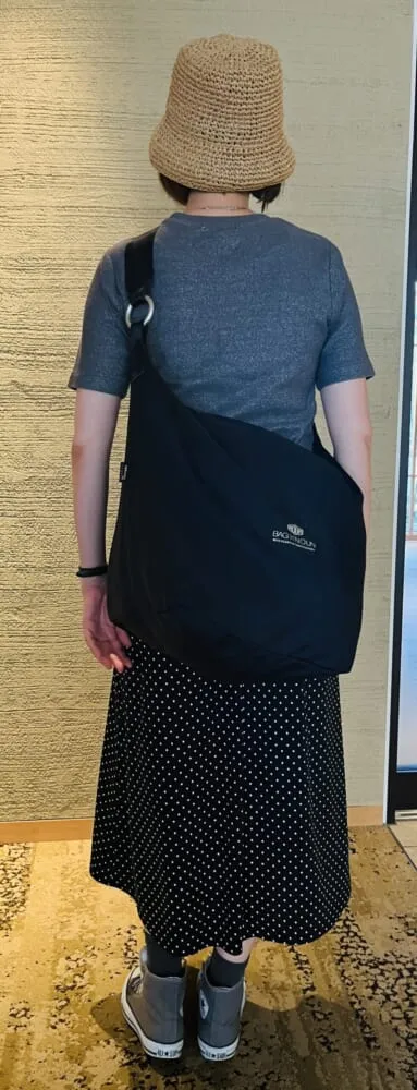 バッグンナウン「SHOULDER 'BLACK'」肩にかけた後ろ姿