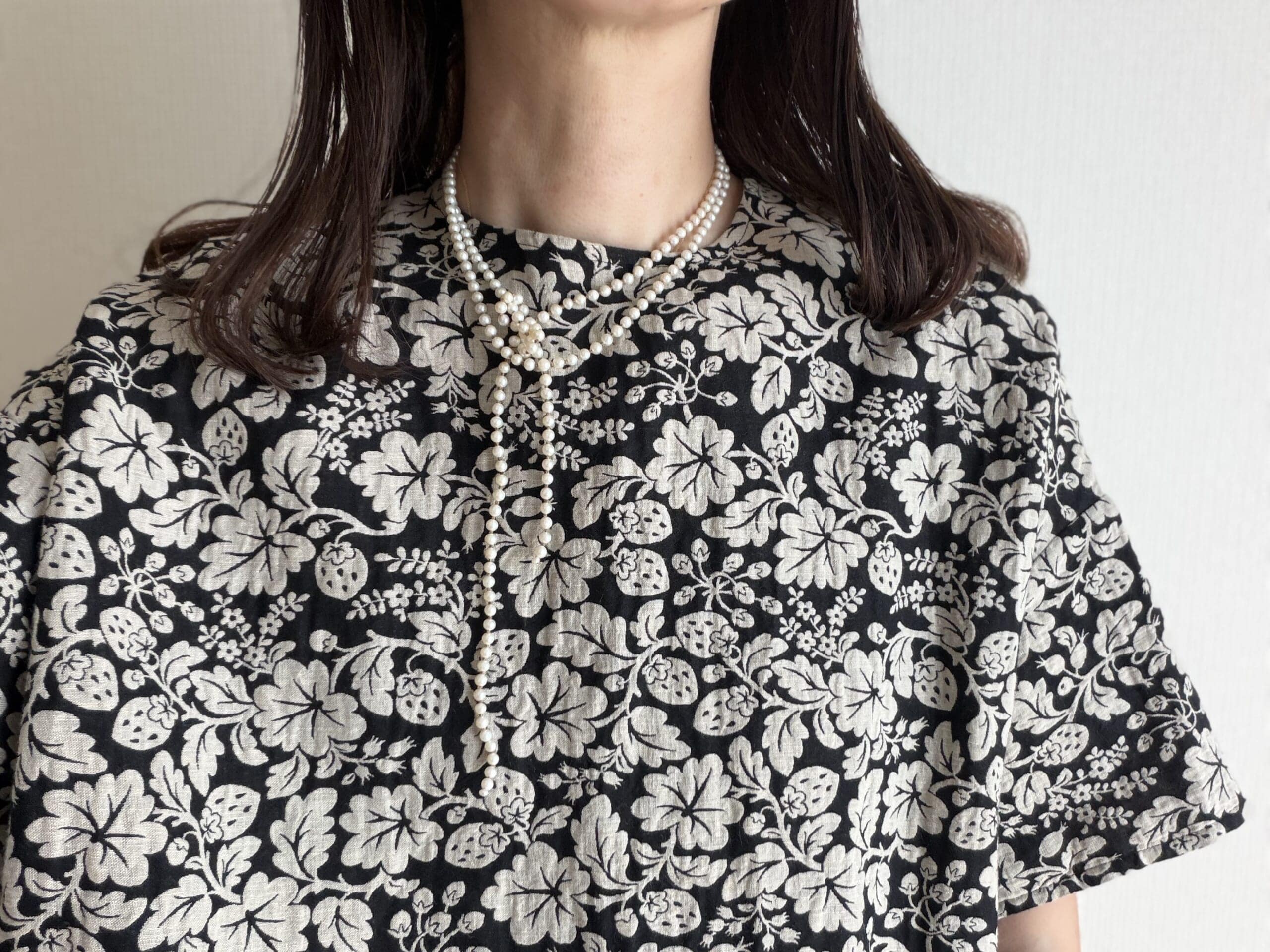 50代女性がカジュアルに身に着けたマユミムラサワのパールラリエット。結ぶだけでサマになるパールアクセサリーの着画、二重巻きバージョン。