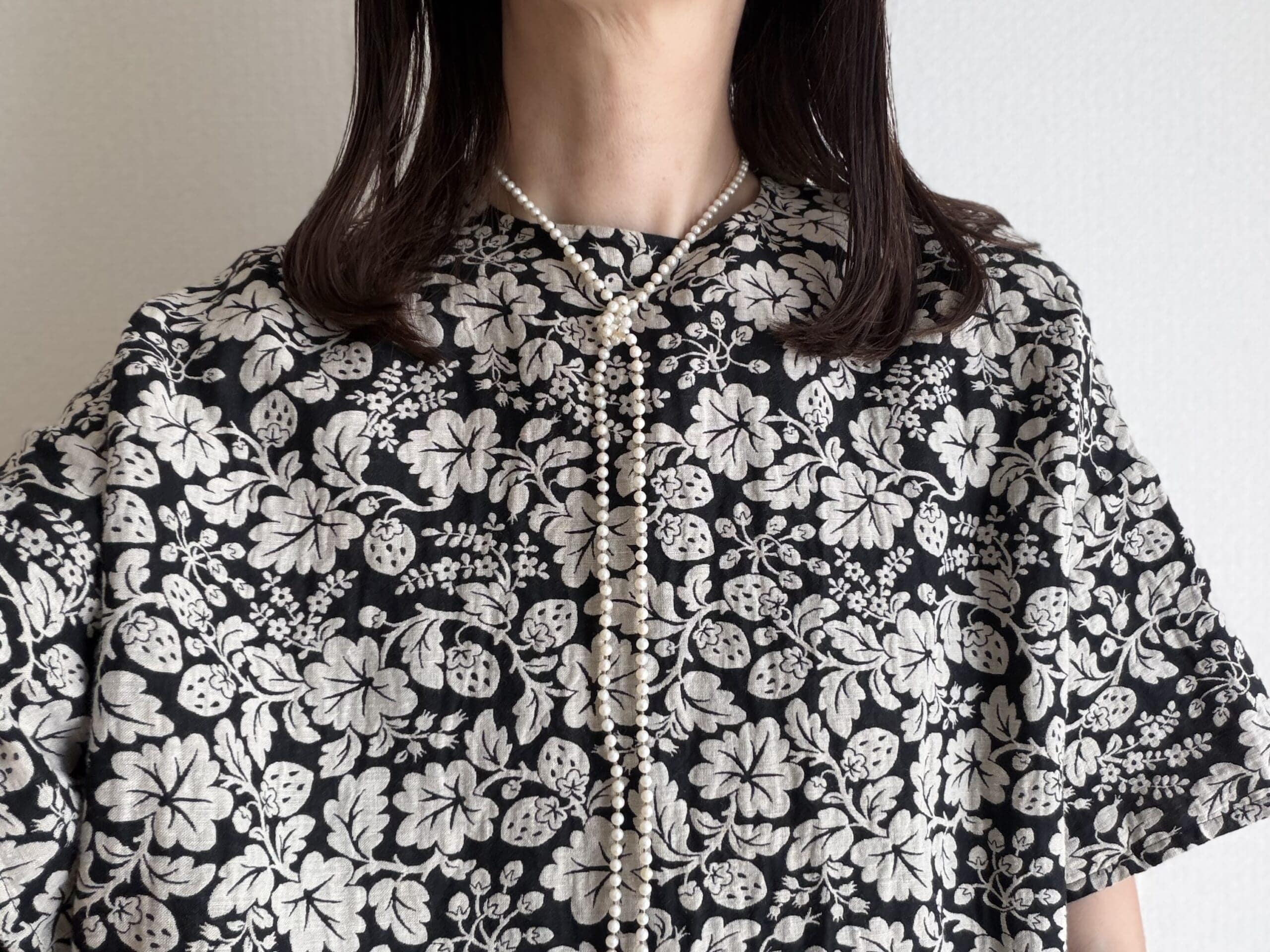 50代女性がカジュアルに身に着けたマユミムラサワのパールラリエット。結ぶだけでサマになるパールアクセサリーの着画の一重バージョン。