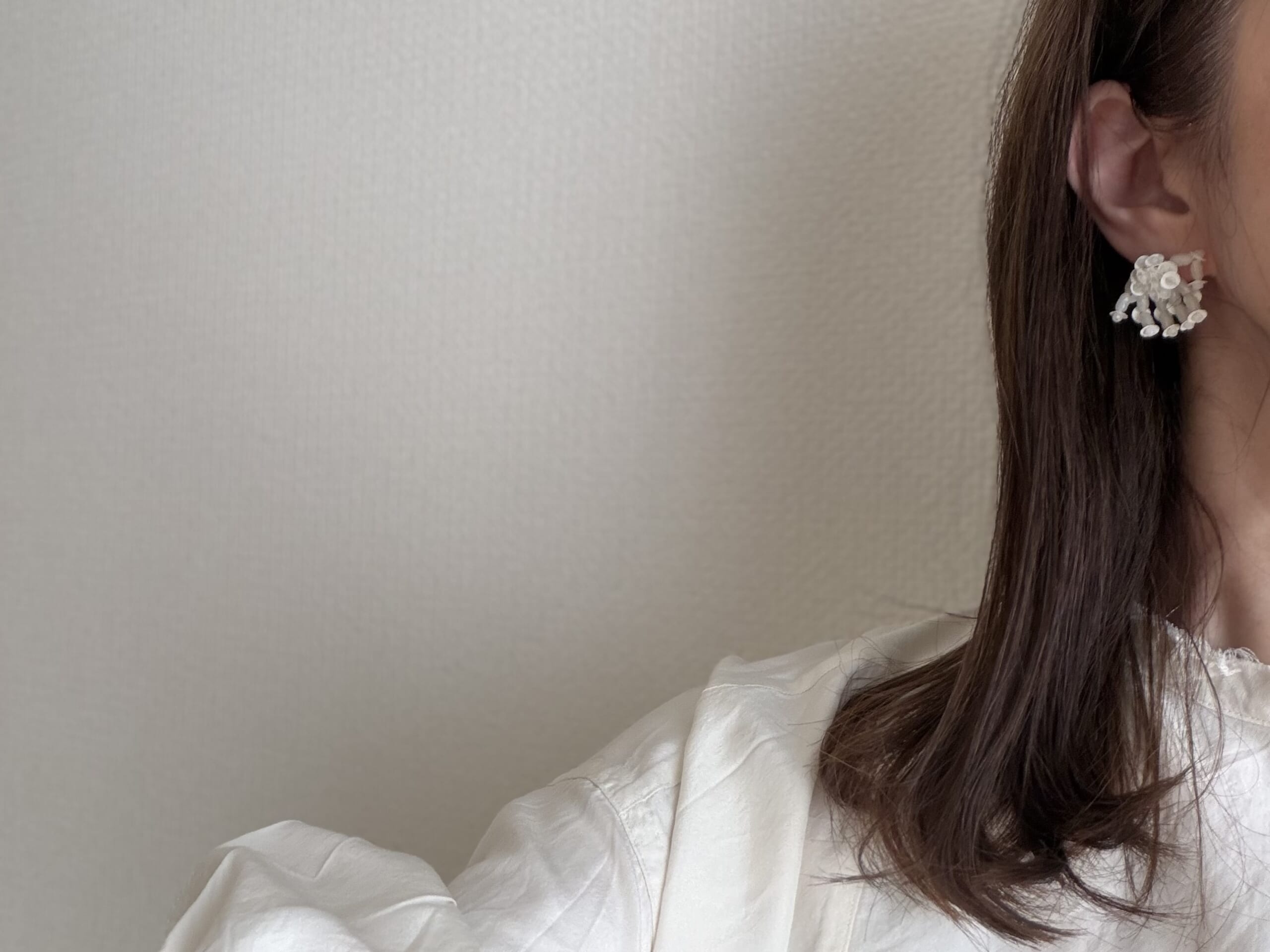 50代女性の同窓会コーデ。シンプルなユーモレスクのチュニックワンピースにヴィンテージピアスコーデの着画。