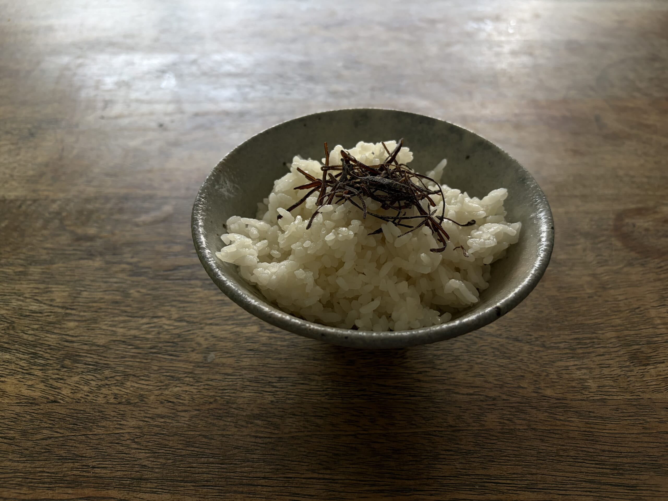 「雲月」小松こんぶをごはんにのせる