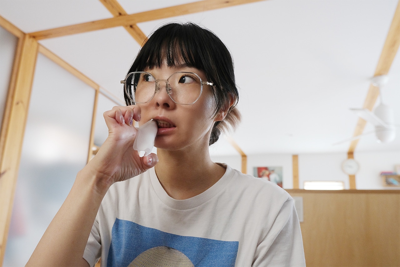 指型歯みがきシート 使用シーン