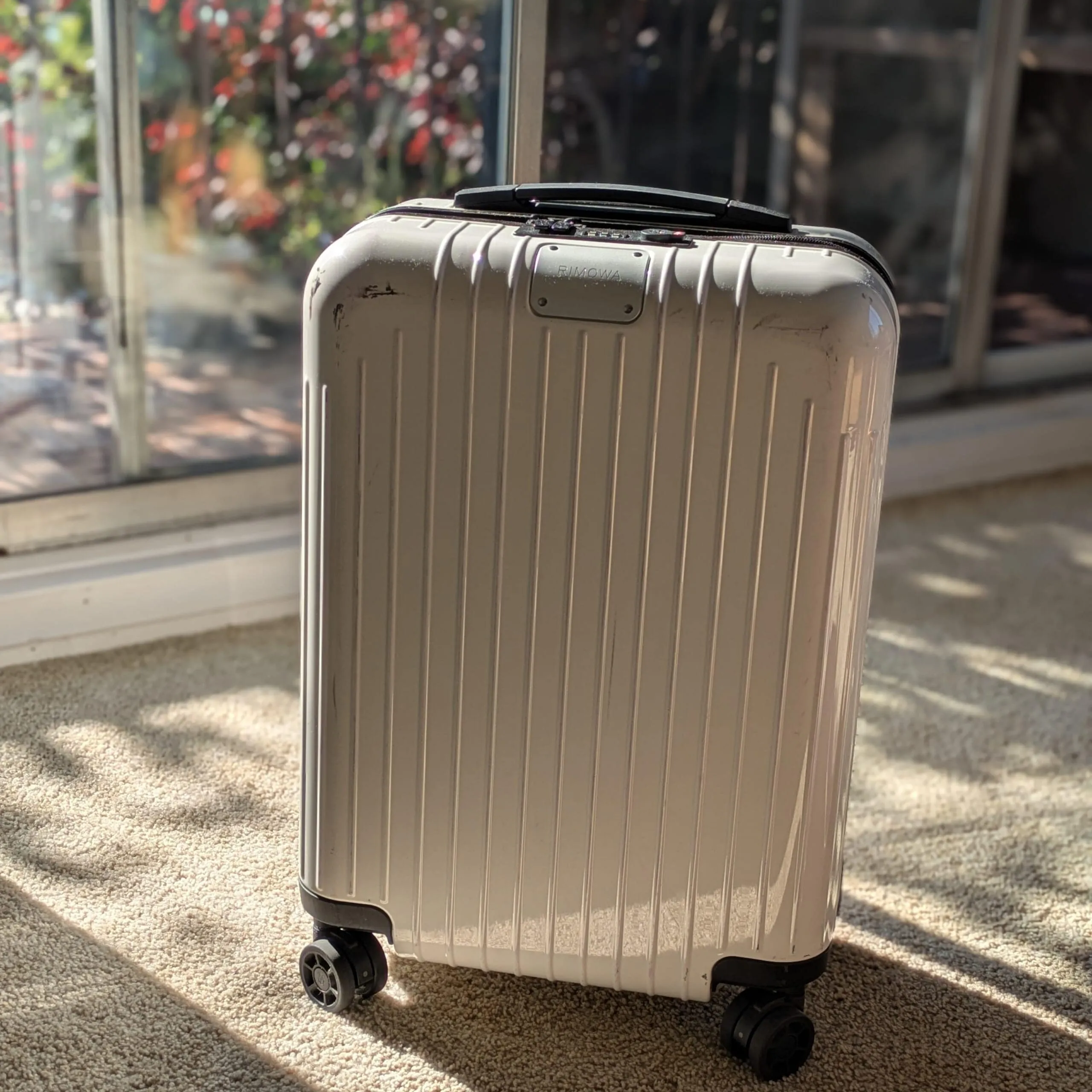 RIMOWA「エッセンシャルライト キャビンS」閉じたところ