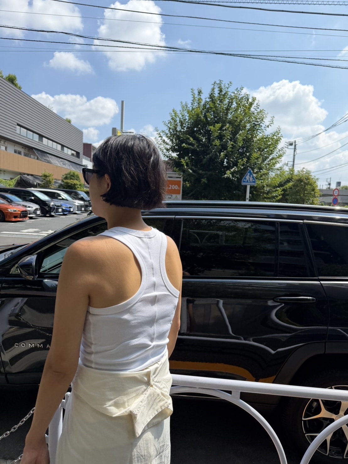 Flore Flore（フローレ フローレ）のタンクトップをスタイリスト高橋美帆さん着用 （後ろ姿）