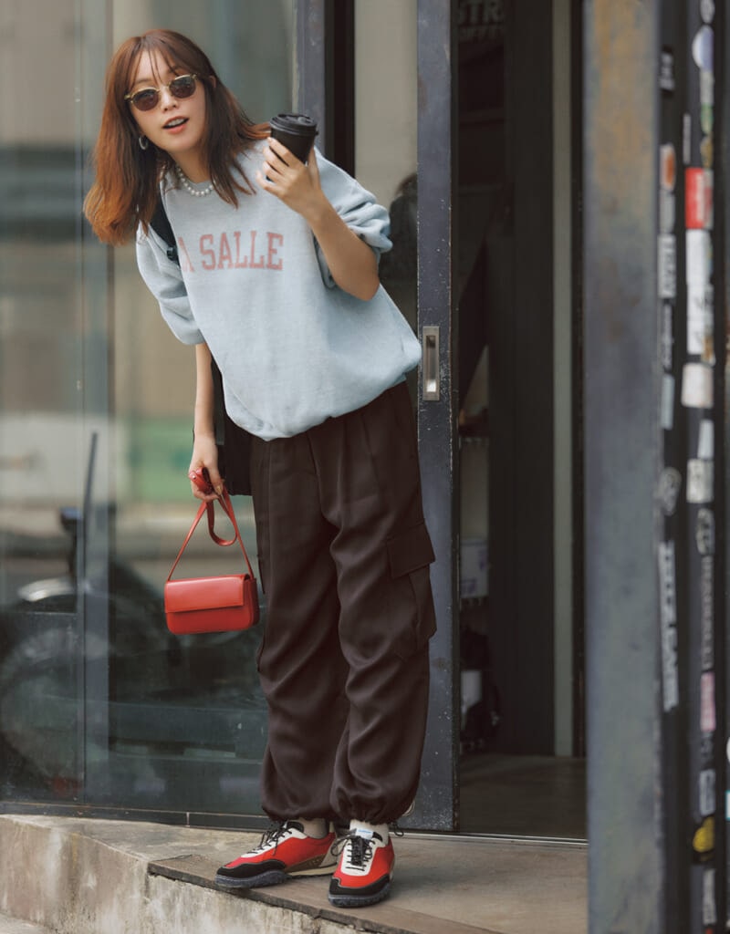 蛯原友里さん スニーカーコーデ
