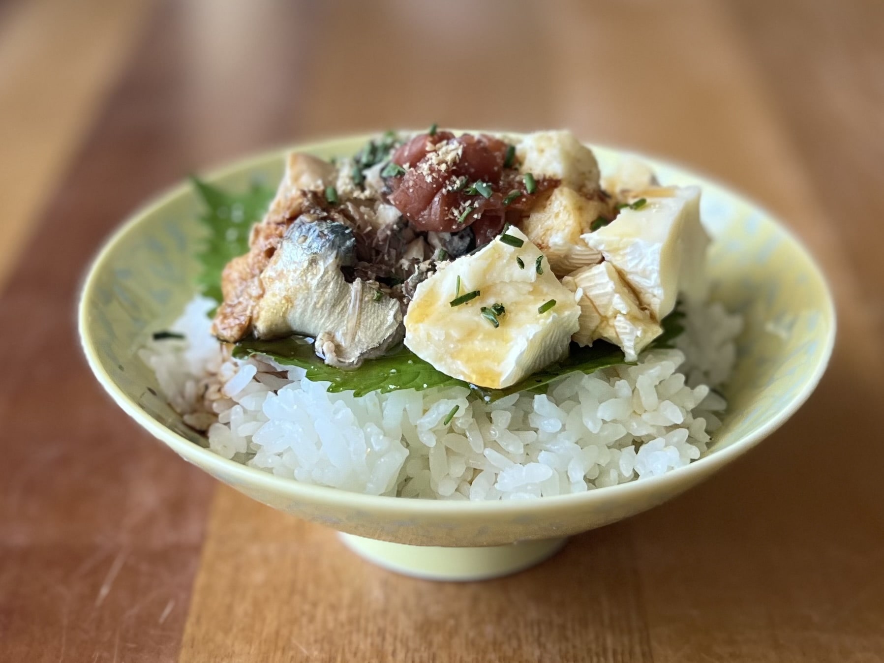 ③No.086　かぼすさん

サバ缶とカマンベールと梅しそのっけ飯（調理時間3分）