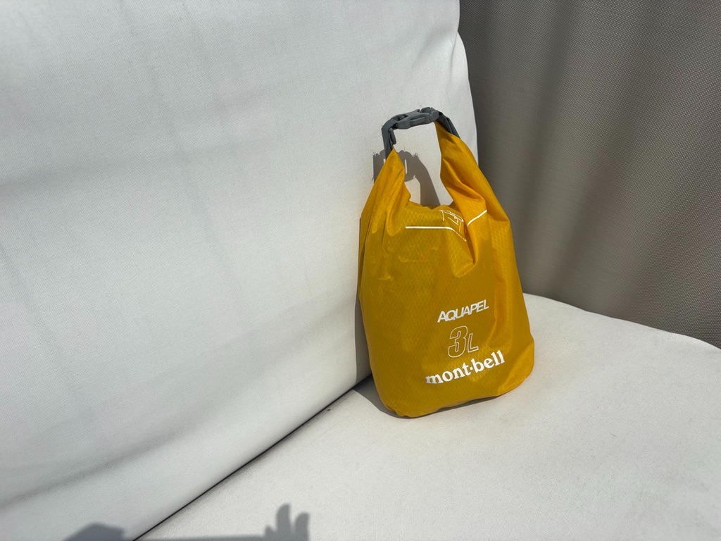 モンベル「アクアペルスタッフバッグ 3L」中身を入れた使用イメージ アウトドア好きライターの愛用品、防災にもおすすめ