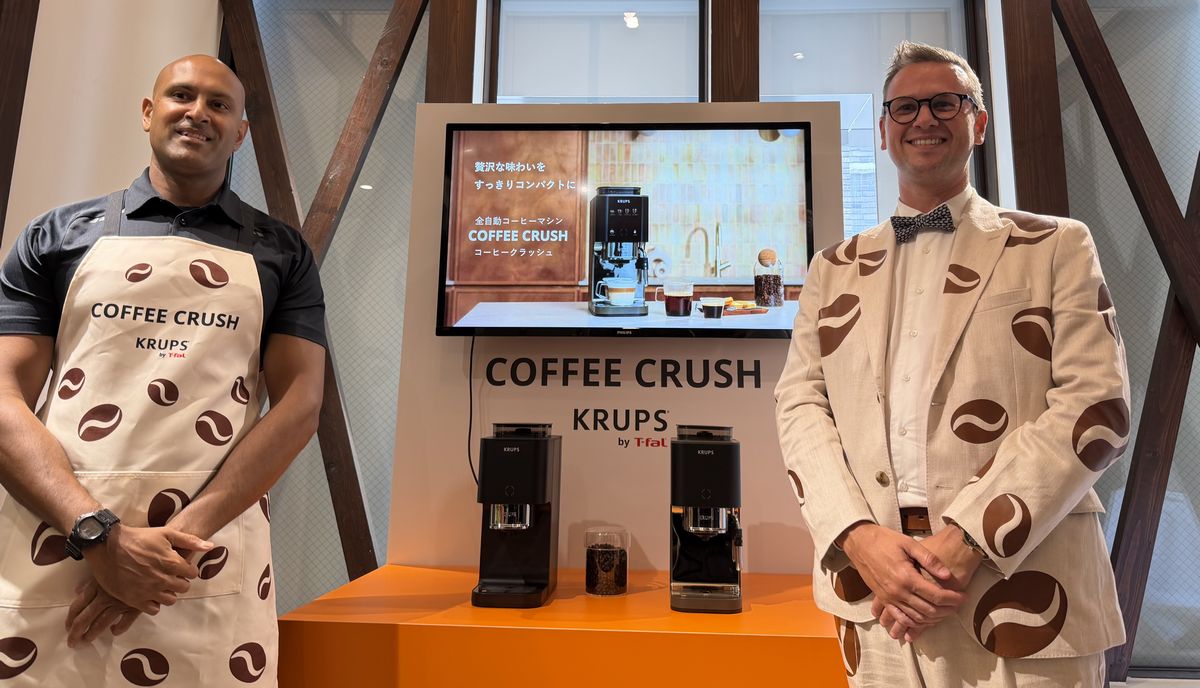グループセブグループ新コーヒーマシーンKRUPS新製品発表会に登壇したグループセブ ジャパン代表取締役社長のジュリアン・メジャーさん（写真右）と、プロダクトマネージャーのマヤンク・ウママヘスワさん