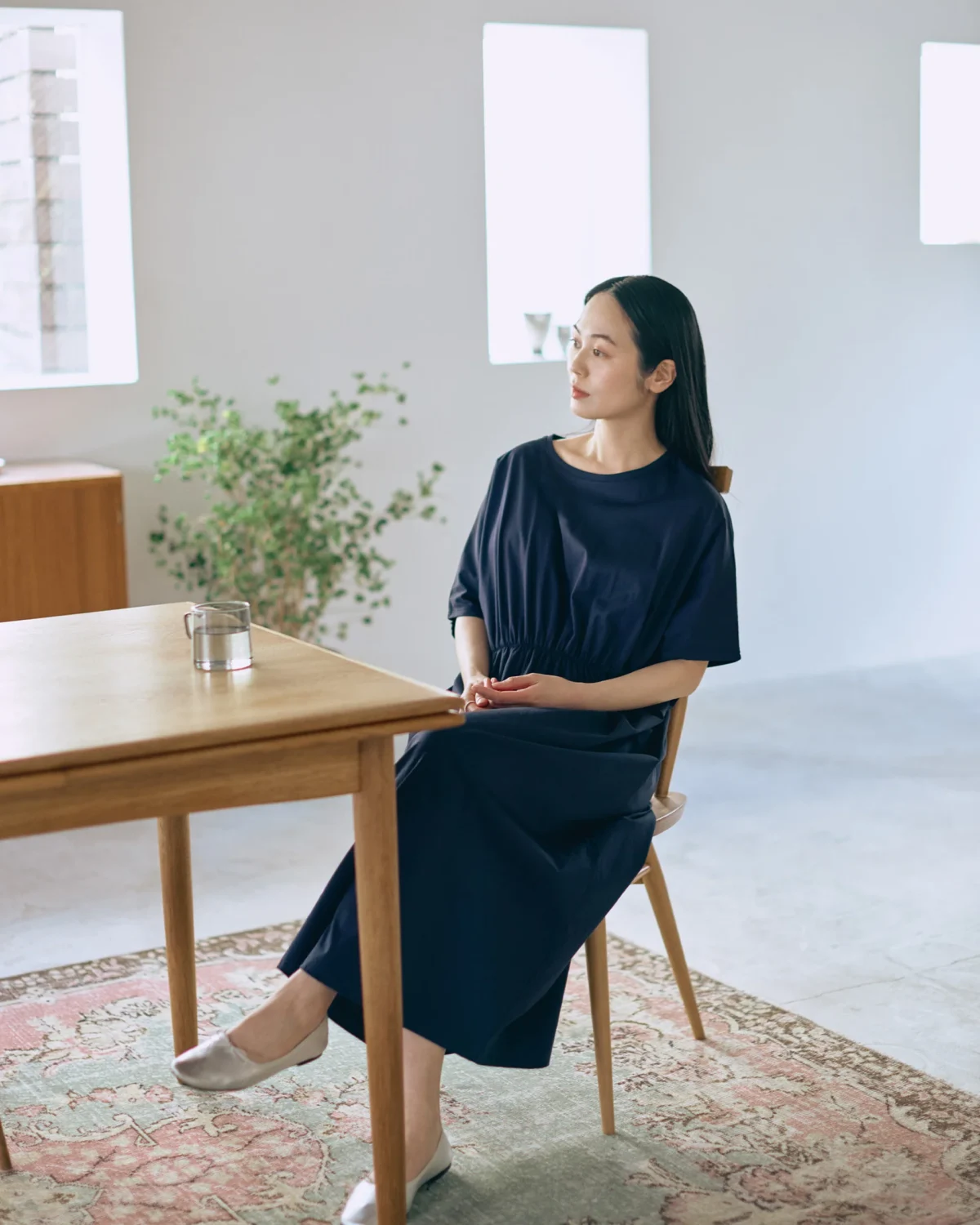 ブラレスウェアのワンピースを着用した女性