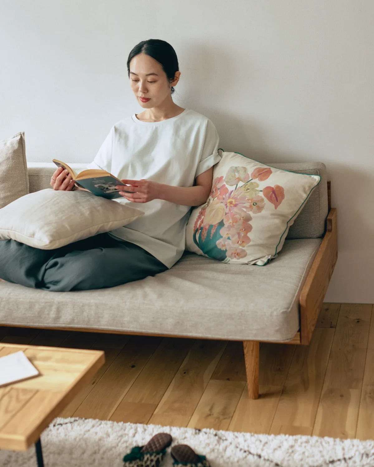no-bu ブラレスウェアのTシャツを着用してくつろぐ女性