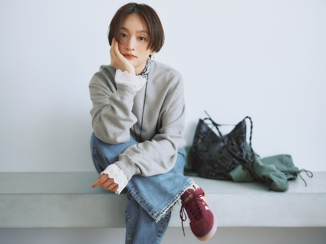 高山都さんの20th Anniv. LEE限定 12closet（トゥエルブクローゼット）【洗える】【高山都さんコラボ】袖レーススウェット グレーのコーデ
