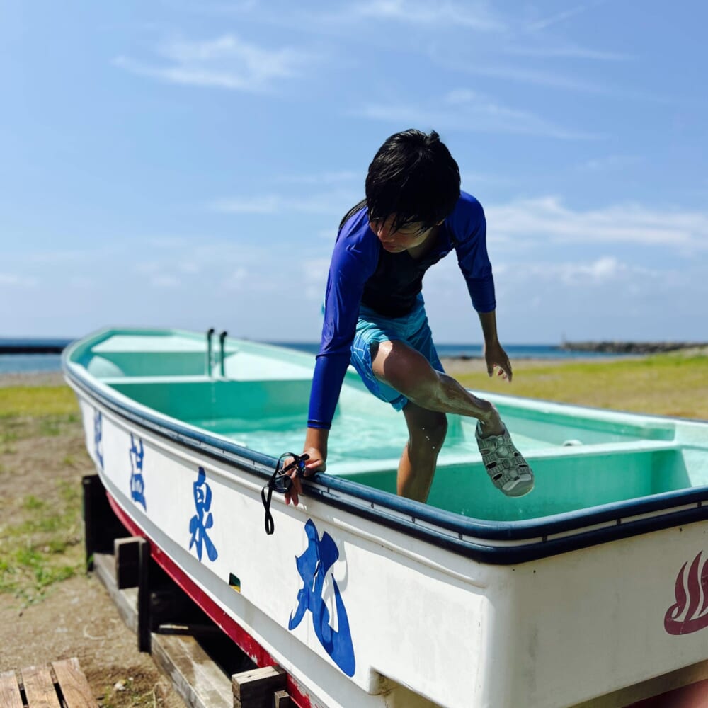西伊豆 静岡県 土肥海水浴場 船のお風呂に入る小学生 旅行