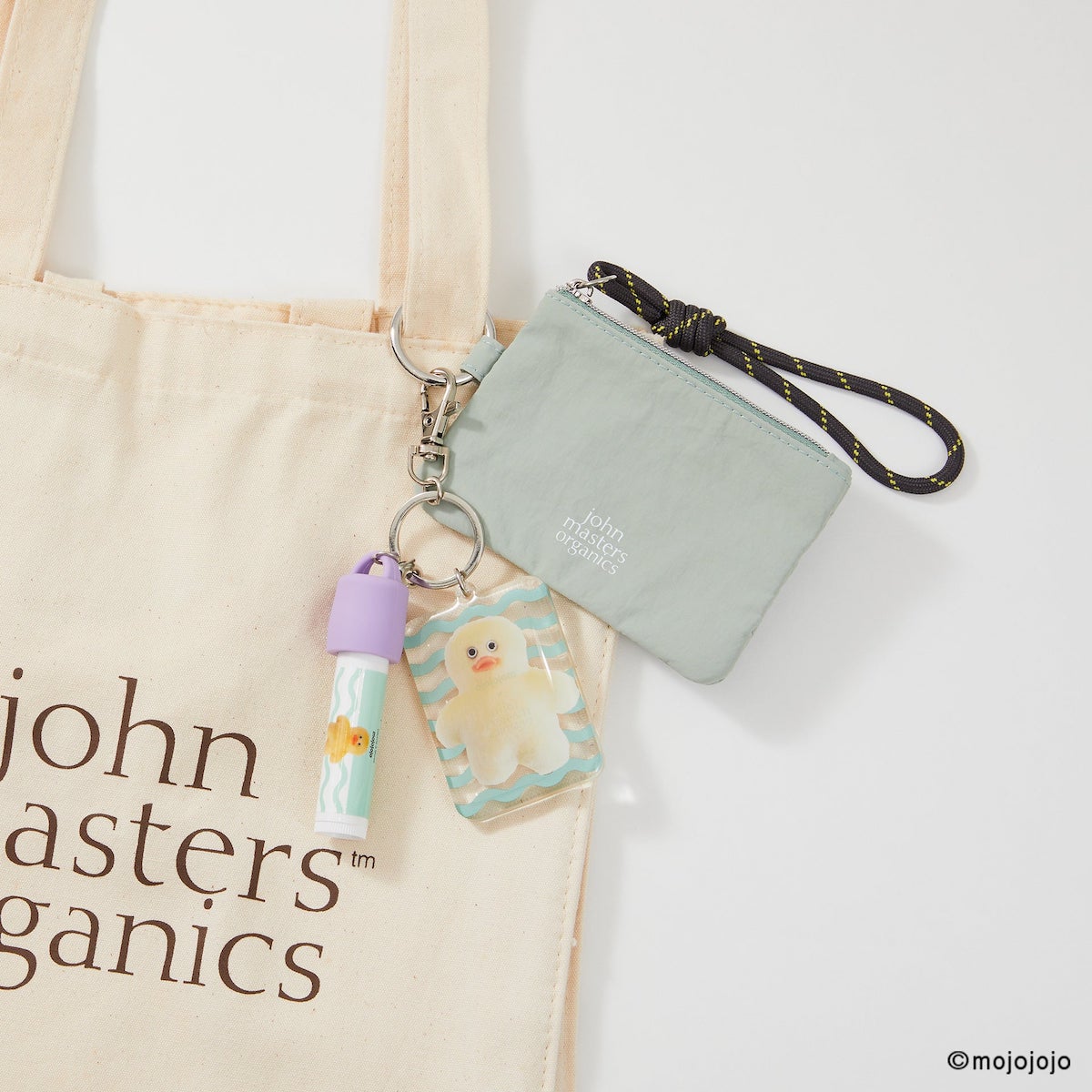 mojojojo×john masters organics　「リップカームキーホルダー＋チャームポーチセット」バッグ装着イメージ