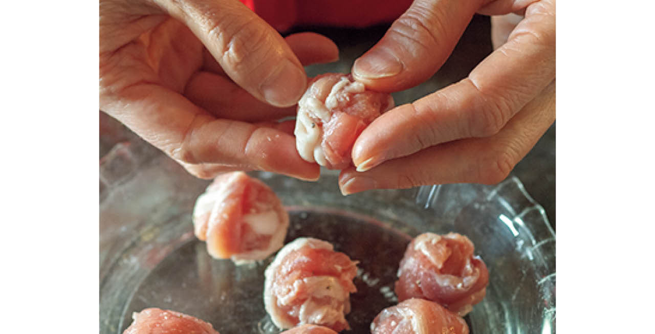 こま肉を手で丸めれば、かたまり肉より火が入りやすく、やわらかく食べやすい。片栗粉のおかげでカリッとした食感に。