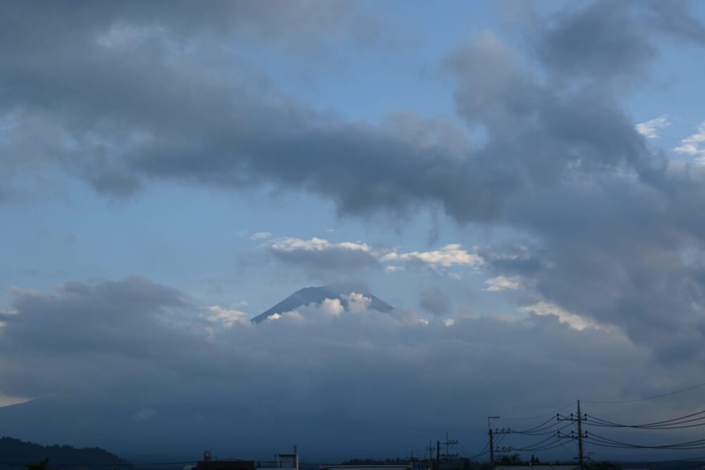 富士吉田から見る富士山 火祭り