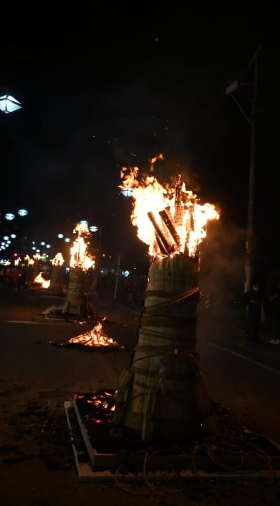 吉田の火祭り 松明 半分くらい燃えたところ