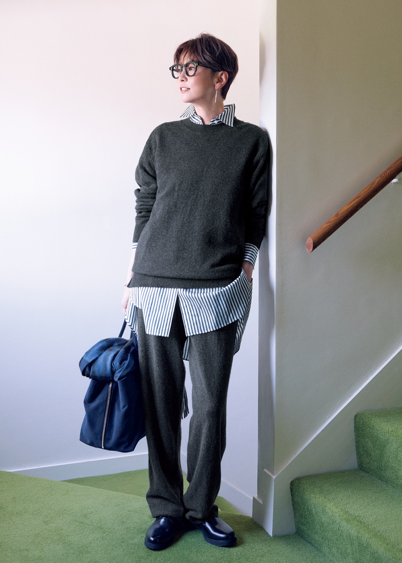 五明祐子さんの20th Anniv. LEE DAYS限定 TAION（タイオン）【五明祐子さんコラボ】CASHMERE100% CREW-NECK SWEATERと20th Anniv. LEE DAYS限定 TAION（タイオン）【五明祐子さんコラボ】CASHMERE100% KNIT PANTSのコーデ