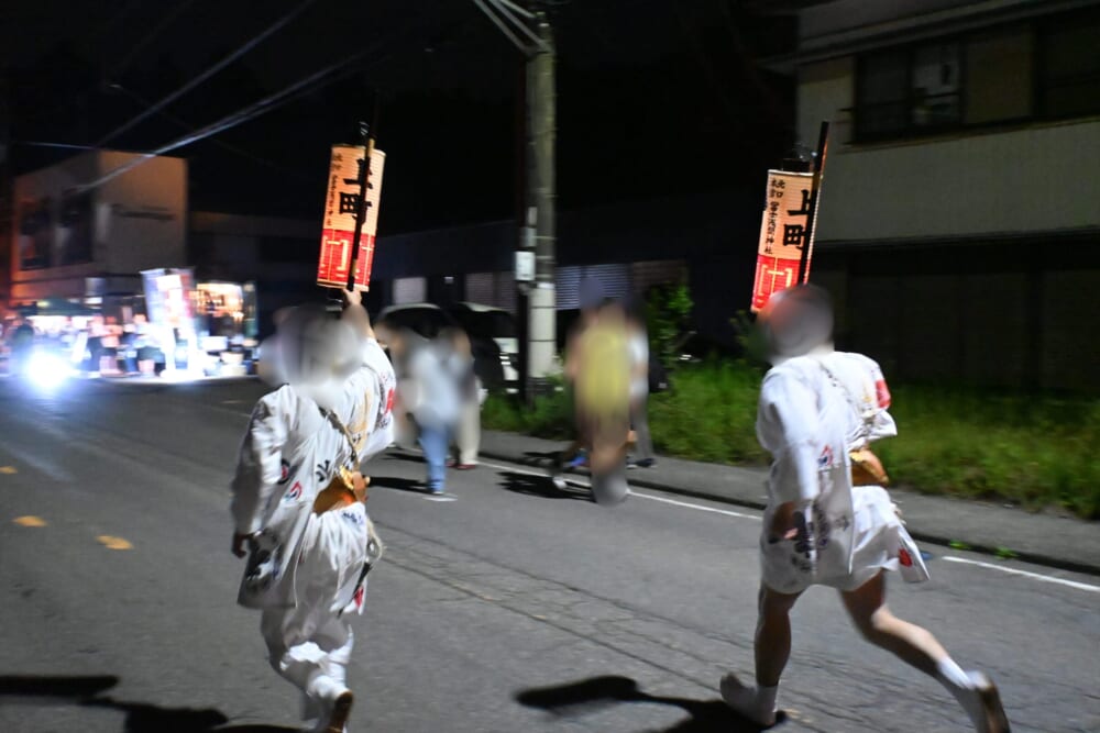 吉田の火祭り 世話人 松明に火をつける